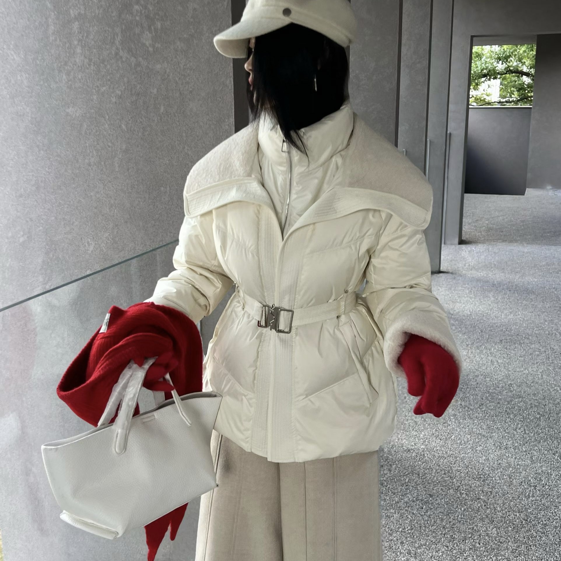 奢米丽羊羔毛拼接大翻领羽绒服女2025冬季系带收腰显瘦保暖厚外套