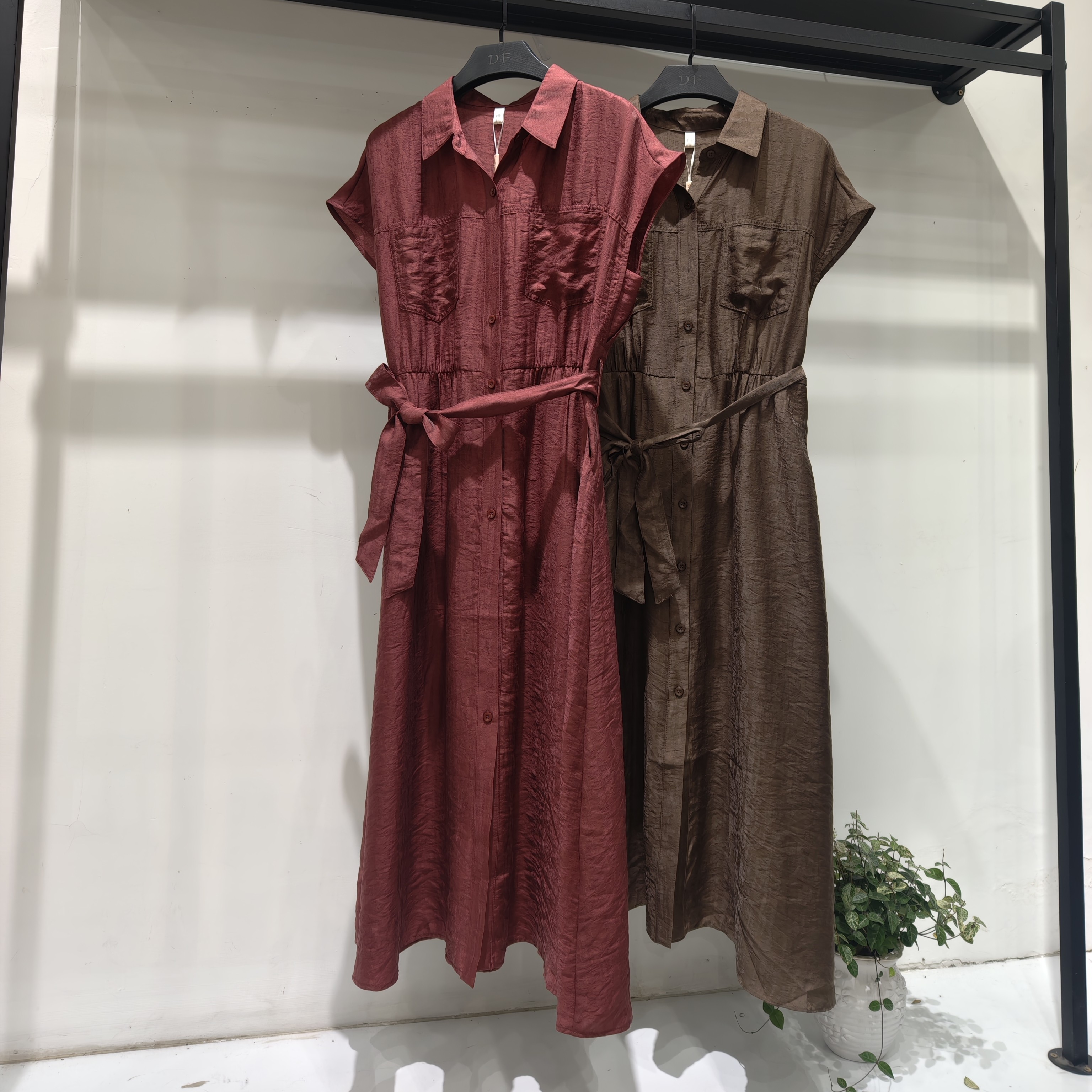 商场同款女2026夏季新款休闲纯色收腰气质翻领系带显瘦大码连衣裙