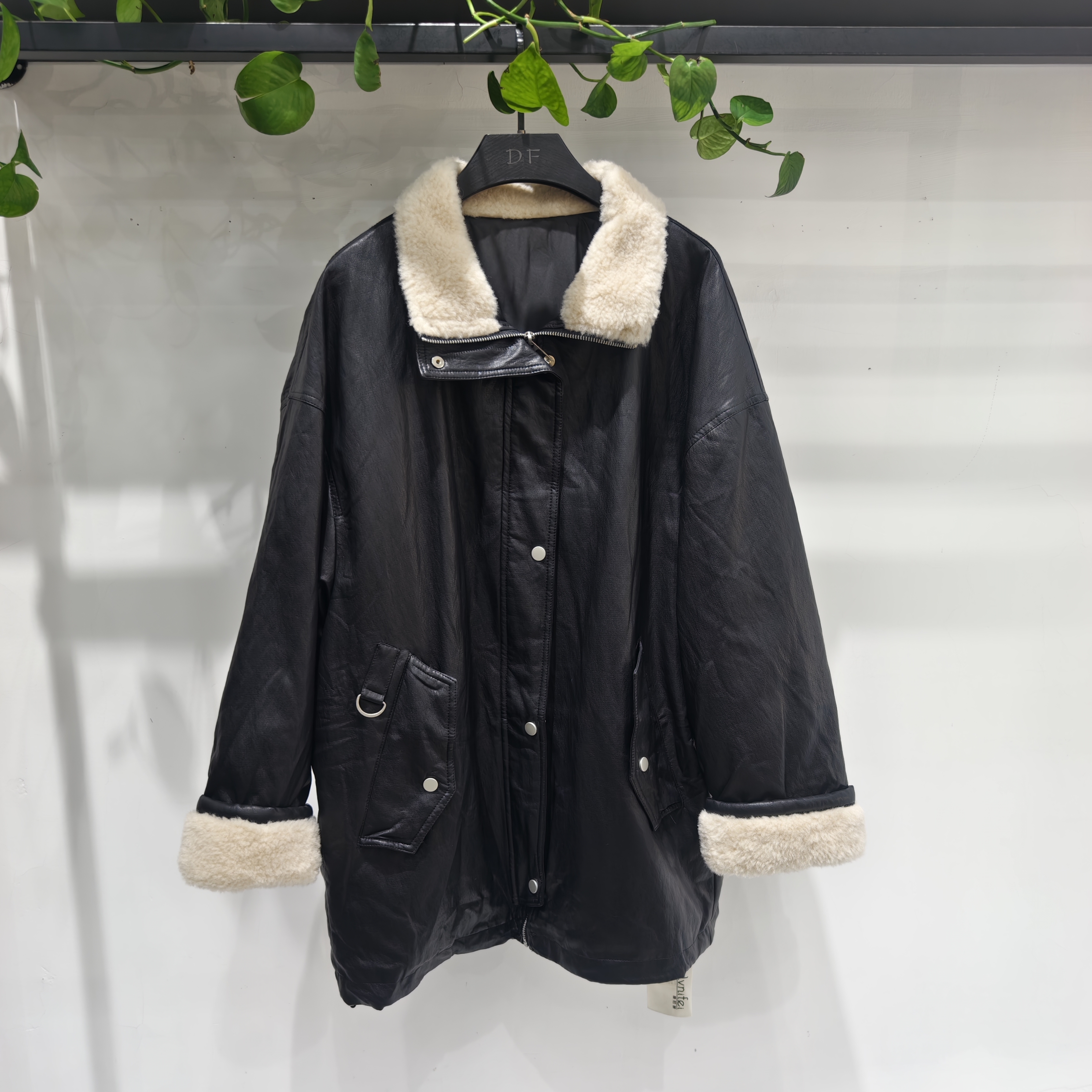 羊羔毛拼接黑色蛋白皮衣羽绒服外套女冬季2025年新款设计感超好看