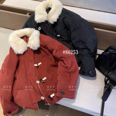 美拉德仿羊羔毛领牛角扣羽绒服女