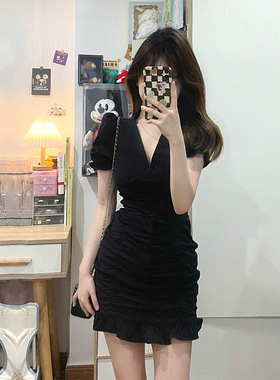 黑色v领泡泡袖连衣裙女夏季小众设计感鱼尾裙子韩系风格