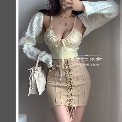 2025夏季新款深v领低胸收腰性感系带吊带背心短款独特别致上衣女