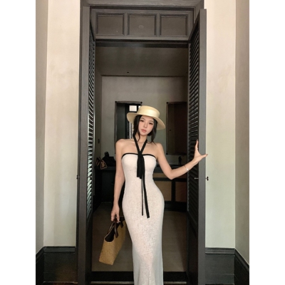 辣妹风白色挂脖抹胸连衣裙女夏季修身收腰无袖裙子显身材包臀长裙