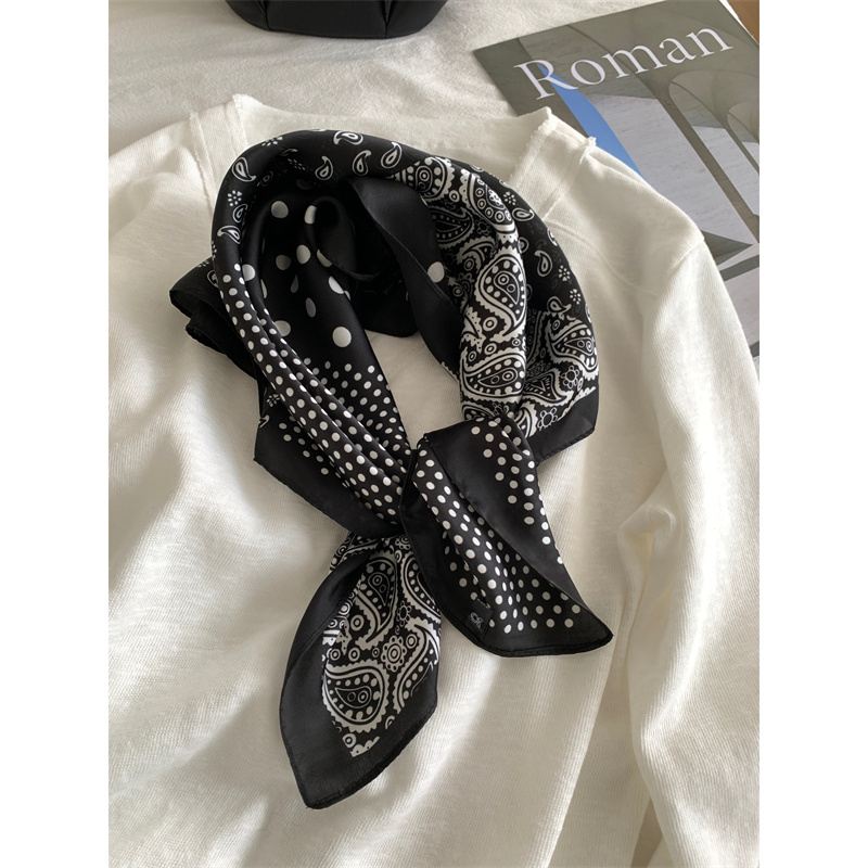 超级百搭的点缀款波点小丝巾