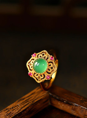 新款中式宫廷风高级感古法镀金镂空花纹镶嵌天然玉髓祖母绿色戒指