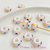 Один из красных пор бусин