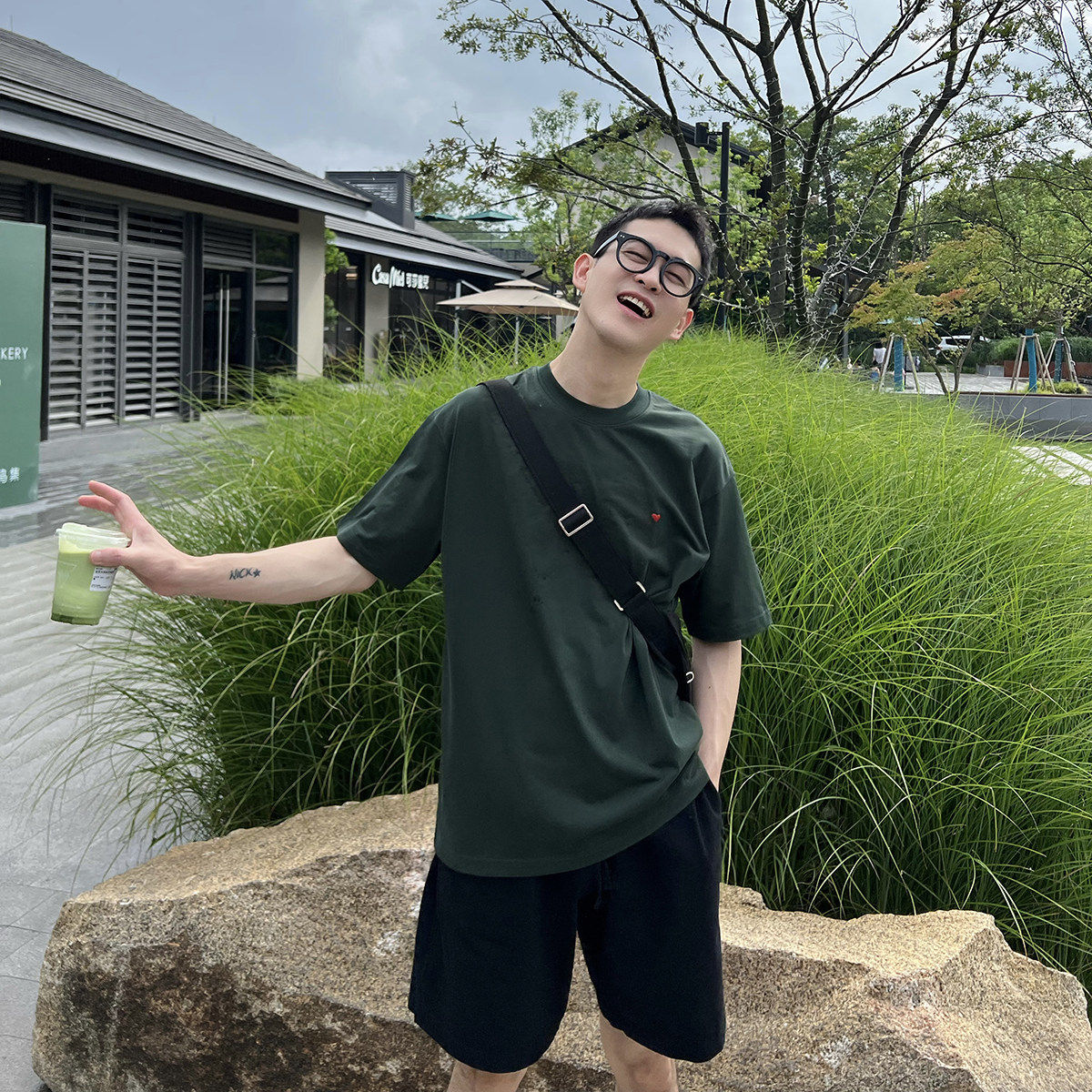Nick Tian 复古风深绿色夏季短袖T恤男新款休闲刺绣小爱心标圆领 - 实物图