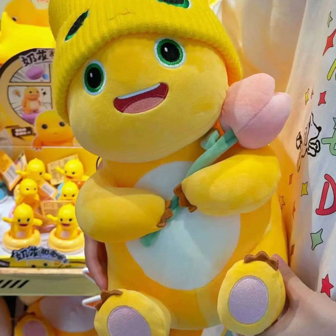 爆款抱花束奶龙毛绒玩具公仔礼物