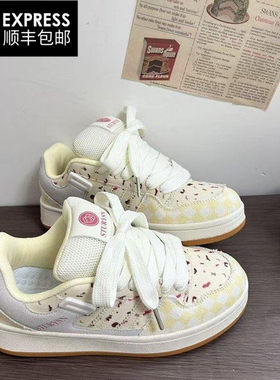 原创小众校园风蔓越莓拼色2026新款厚底面包女鞋可爱百搭休闲板鞋