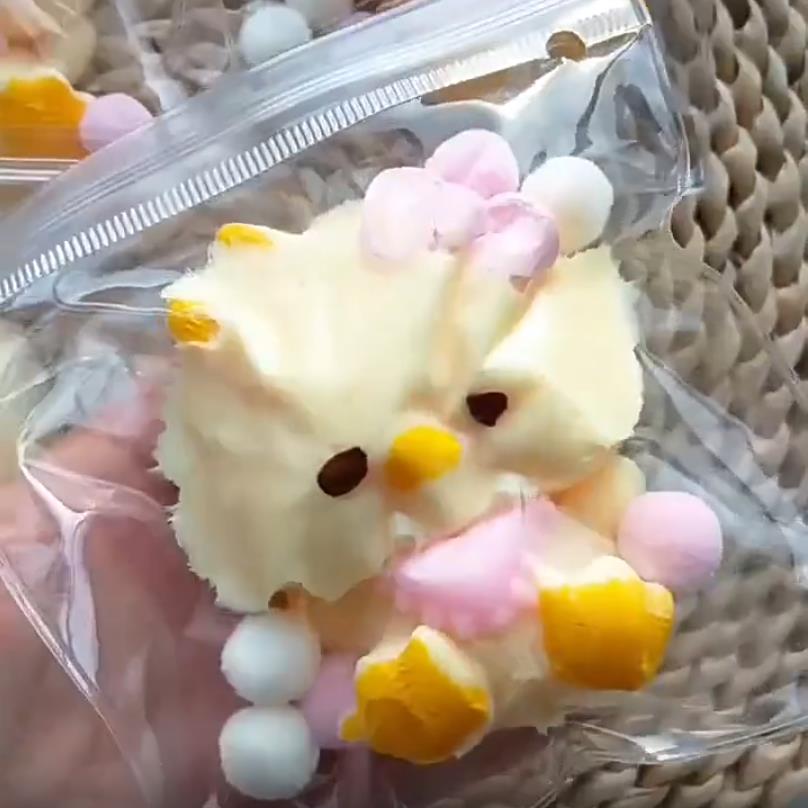 带围兜的小鸭子捏捏乐网红爆款解压玩具慢回弹烂泥手感爆浆粘袋子