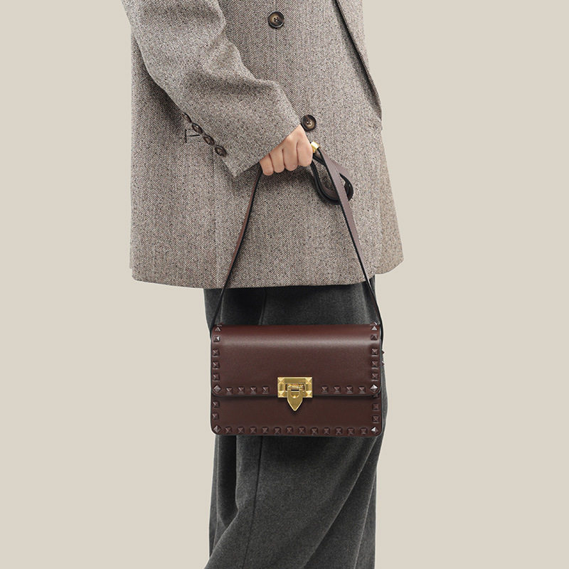 2025新款复古单肩腋下包小众柳钉手提女包高级感翻盖斜挎小方包,箱包皮具/热销女包/男包,通用款女包,淘宝优惠券,粉丝福利购,淘宝优惠卷