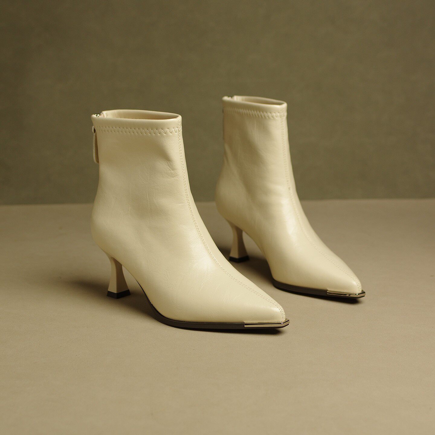 尖头短靴女2025秋冬新款小众瘦瘦靴配裙子法式气质细跟高跟时装靴