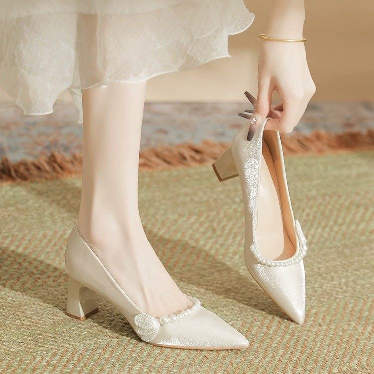 法式珍珠订婚婚鞋浅色新娘鞋不累脚粗跟尖头旗袍礼服国风高跟鞋女