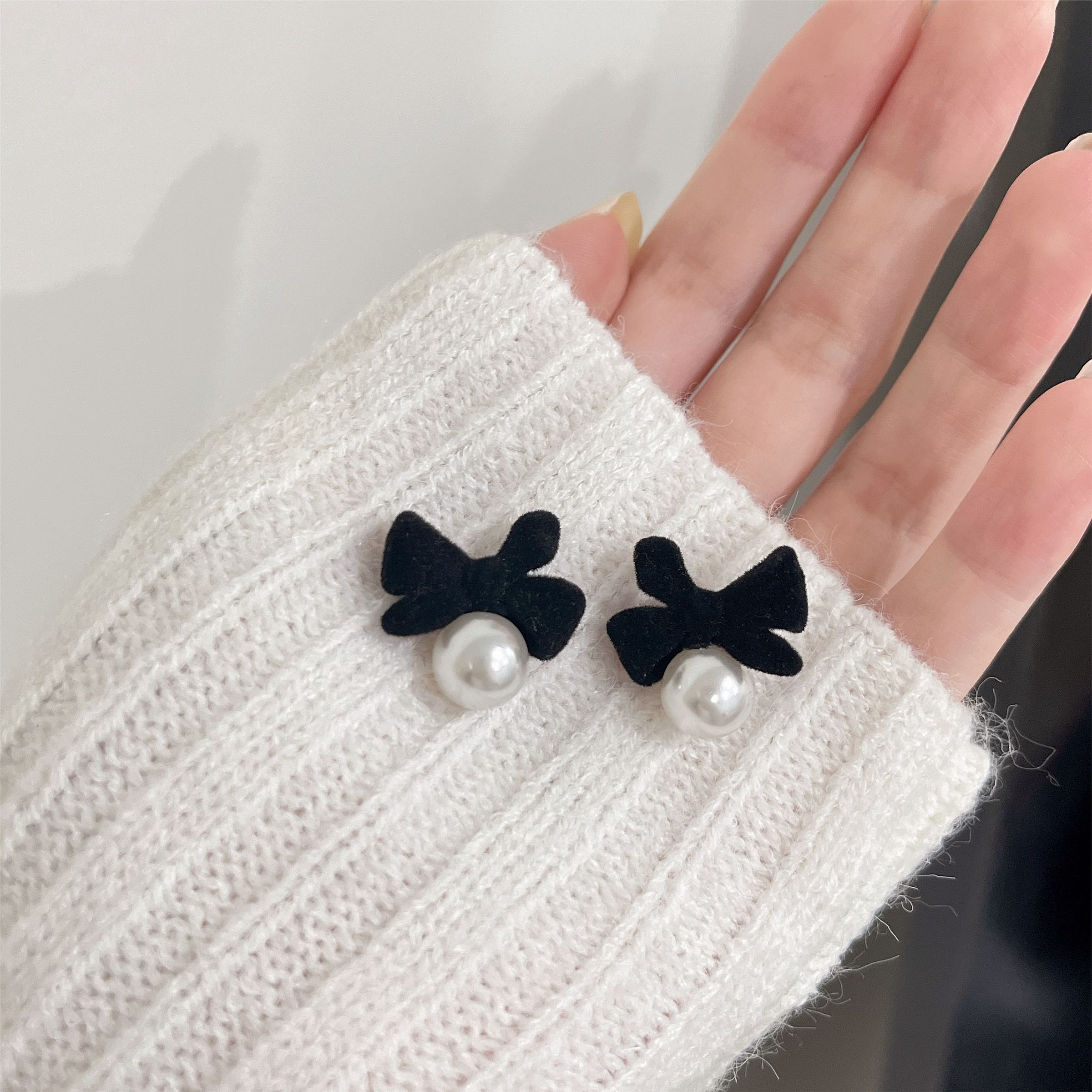 秋冬珍珠黑丝绒蝴蝶结耳钉小众设计感高级法式耳环耳夹无耳洞女