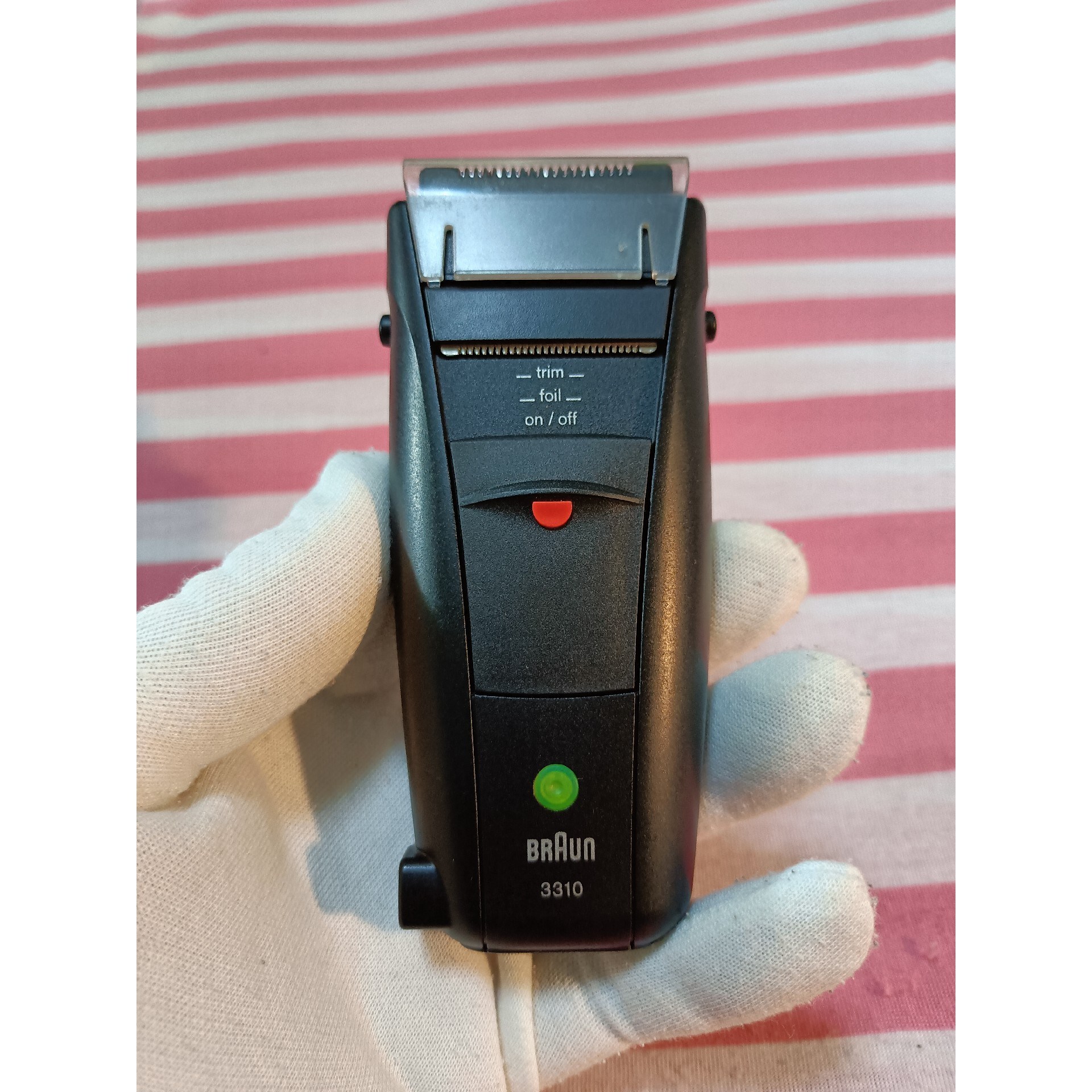 博朗剃须刀3310,内藏式充电插头使用极其方便,这款剃须刀博