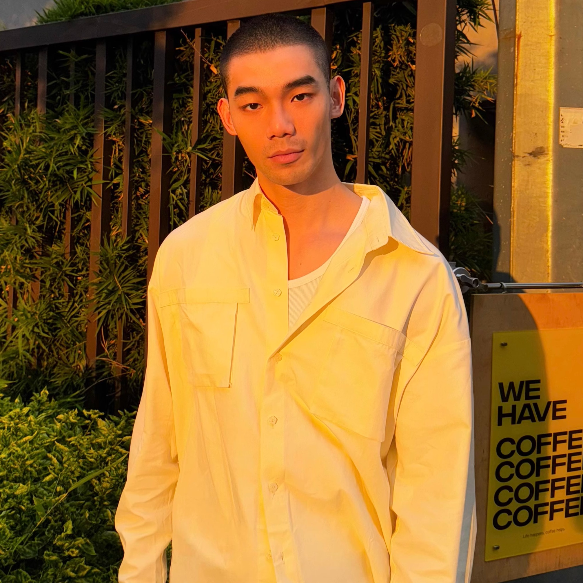 尖领长袖极简浅黄色宽松衬衫