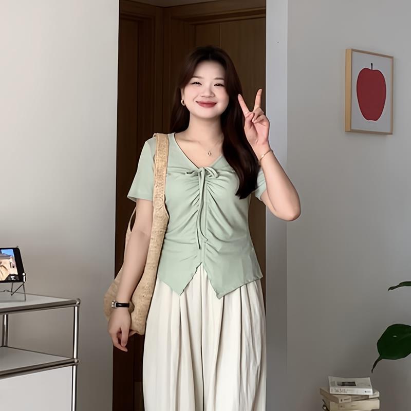 微胖的喵喵大码女装mm夏季穿搭时尚巨显瘦设计V领短袖T恤上衣2104