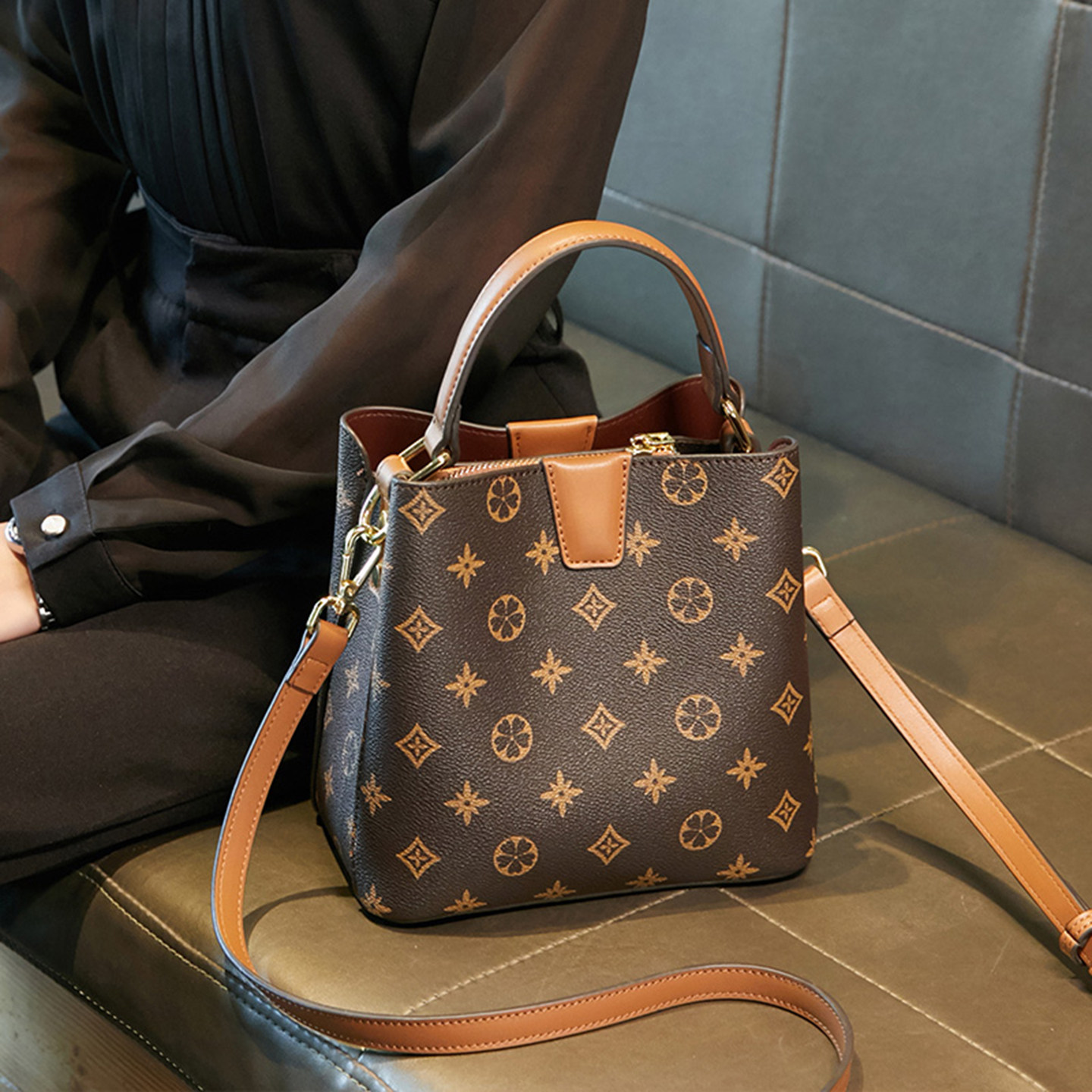 轻奢包包女2025新款通勤超火手提单肩包高级感水桶包轻便斜挎小包,箱包皮具/热销女包/男包,水桶包,淘宝优惠券,粉丝福利购,淘宝优惠卷