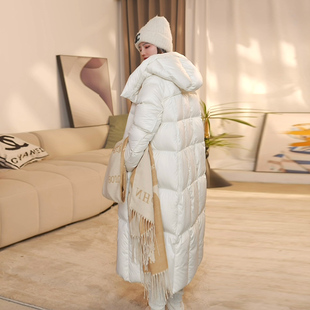 390克95白鹅绒米色羽绒服冬季女款珠光缎面加厚加长保暖轻奢外套