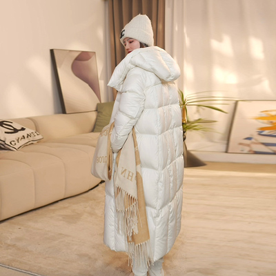 390克95白鹅绒米色羽绒服冬季女款珠光缎面加厚加长保暖轻奢外套