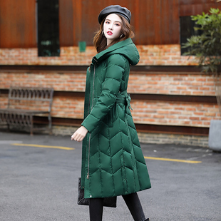 绿色连帽羽绒服女中长款过膝2026年冬季新款轻奢设计感白鸭绒外套