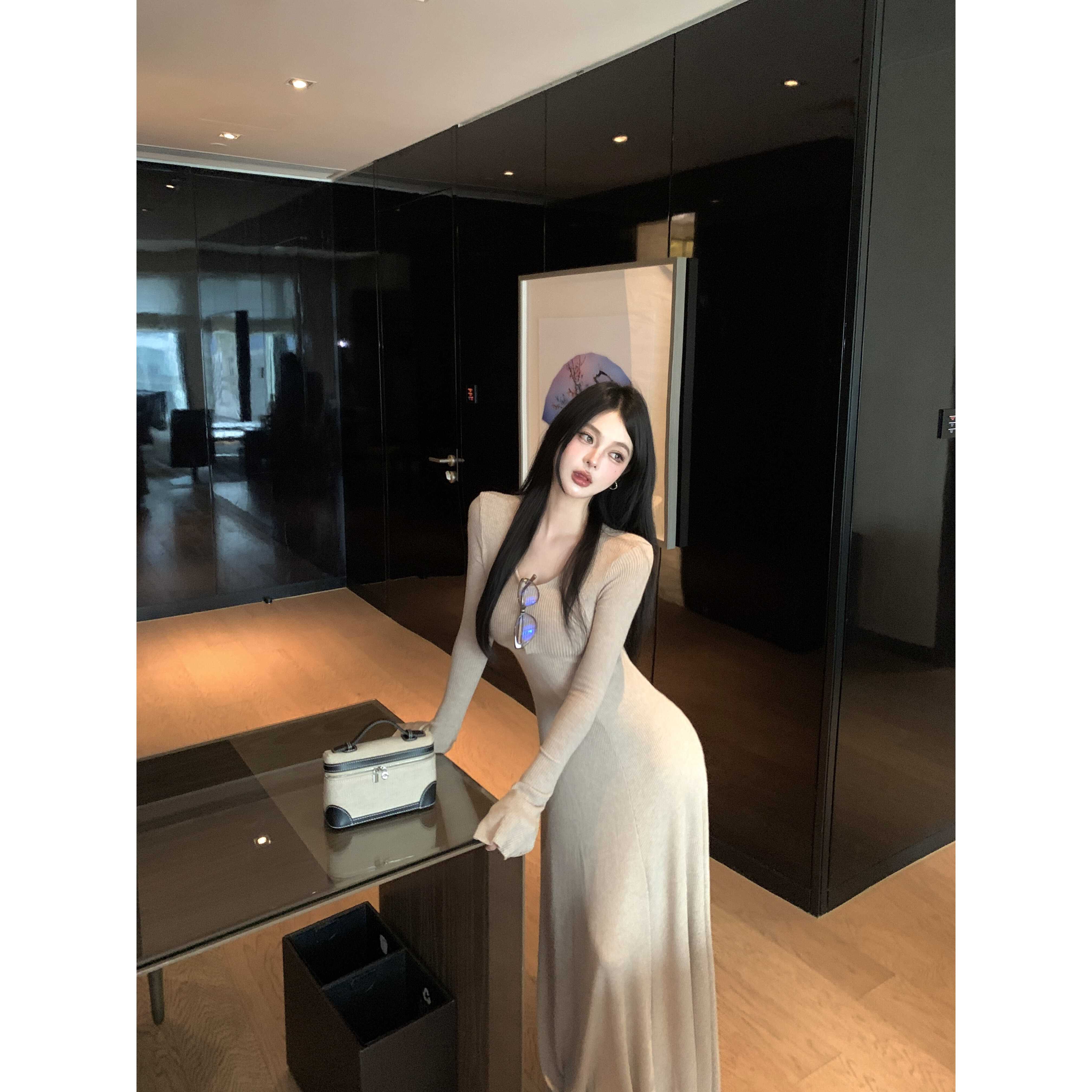黑色草莓v领针织连衣裙女秋冬季长袖收腰裙子杏色修身气质a字长裙
