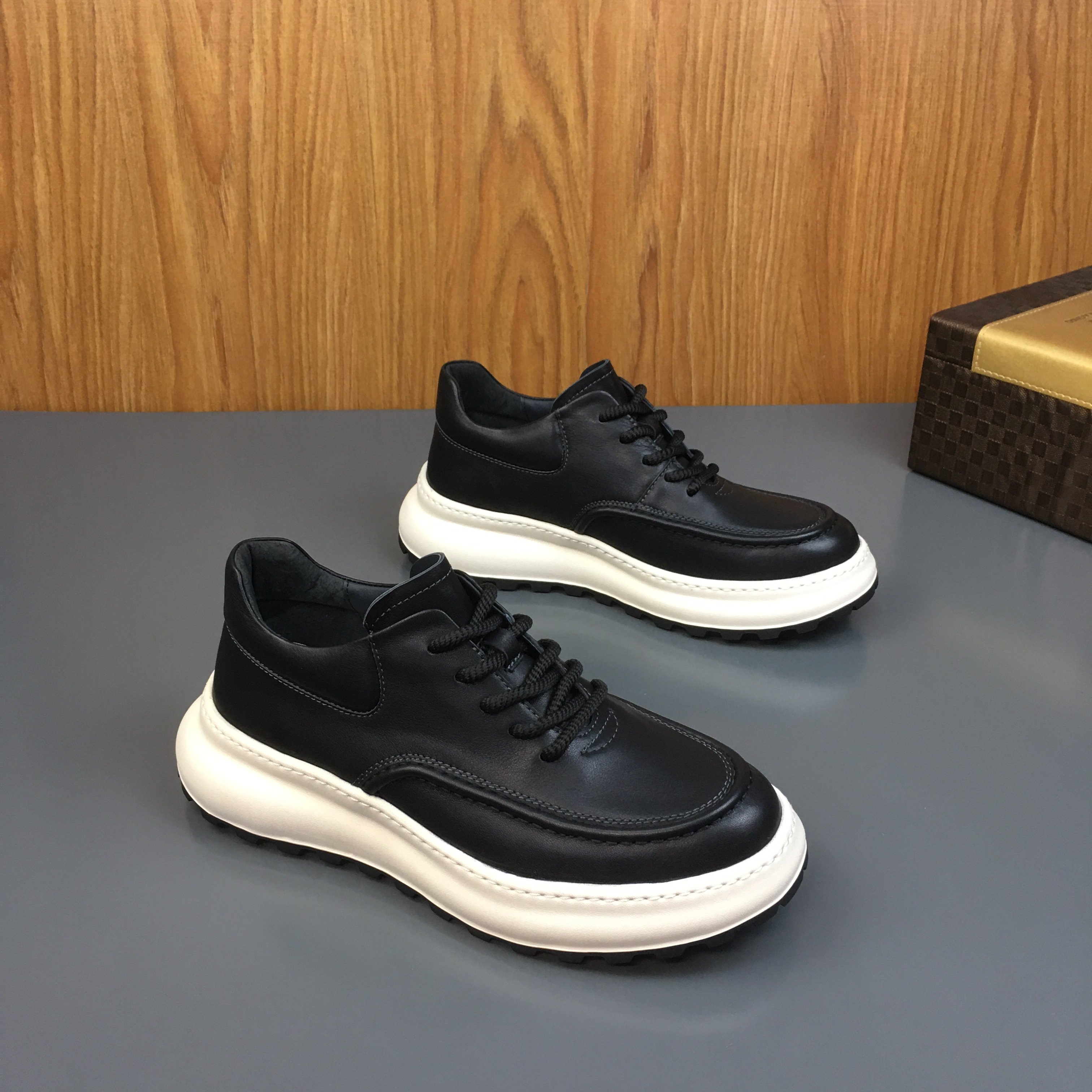 2025秋季新款真皮休闲鞋男士低帮鞋百搭厚底板鞋轻便软底增高皮鞋