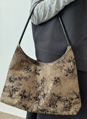 颜值绝美~闭眼入！柜价398！公司单绣花慵懒复古单肩托特包女包包