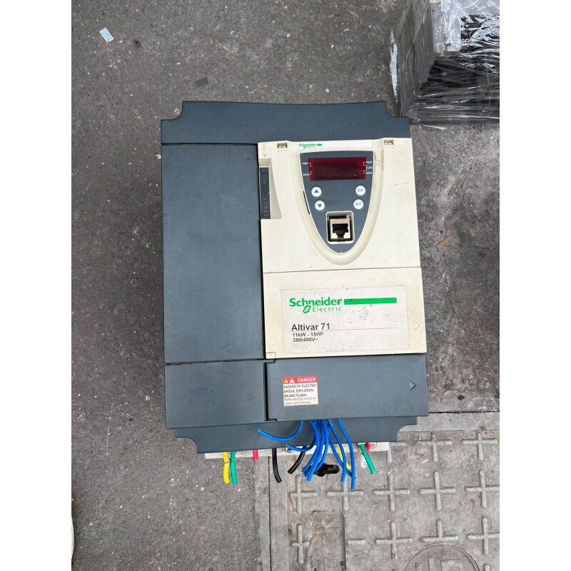 拍前询价：（议价）施耐德变频器ATV71HD11N4Z 11kw 图三有破损