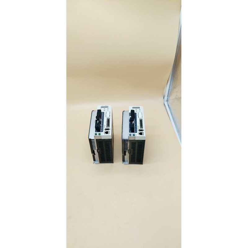 拍前询价：(议价)LXM23DU10M3X施耐德1KW伺服驱动器现货实物2台，