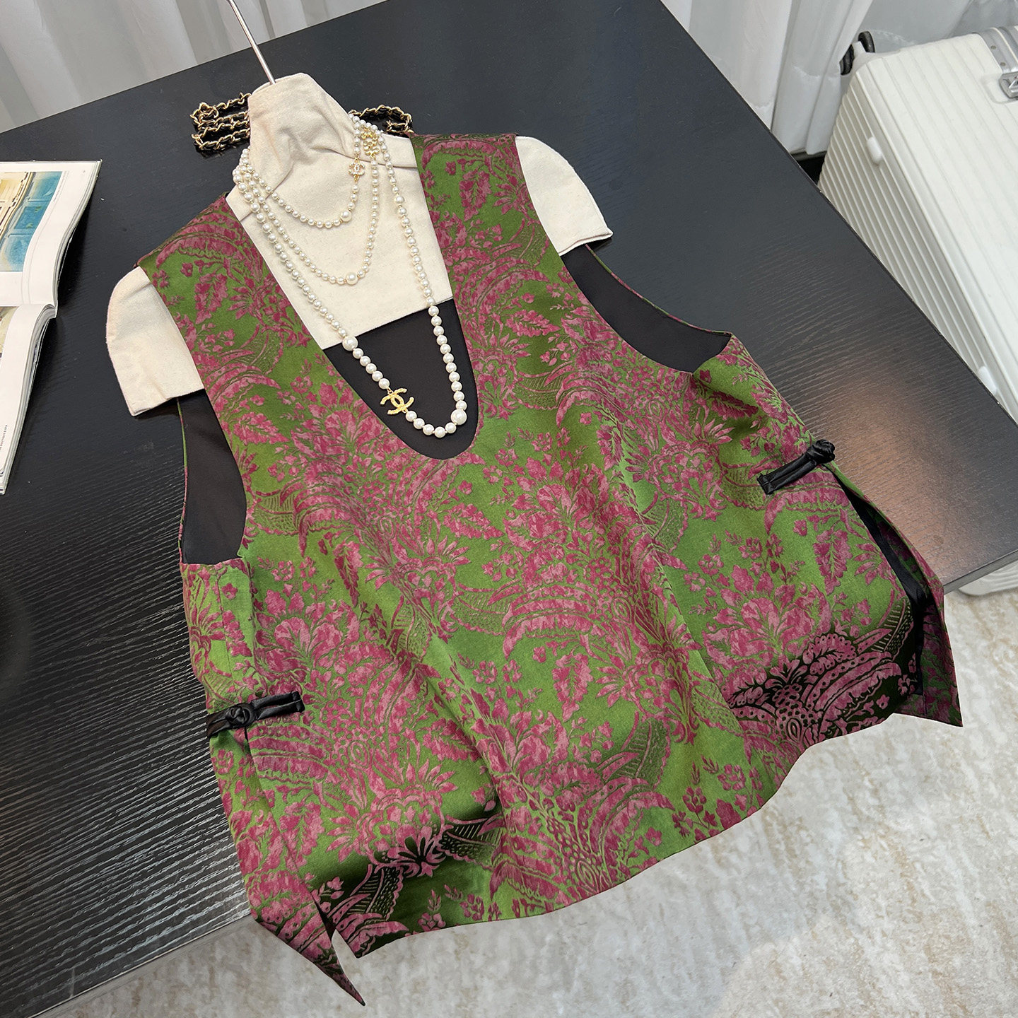 新中式国风提花V领马甲女2026春季新款盘扣对花炒色气质叠穿背心,女装/女士精品,马夹,淘宝优惠券,粉丝福利购,淘宝优惠卷