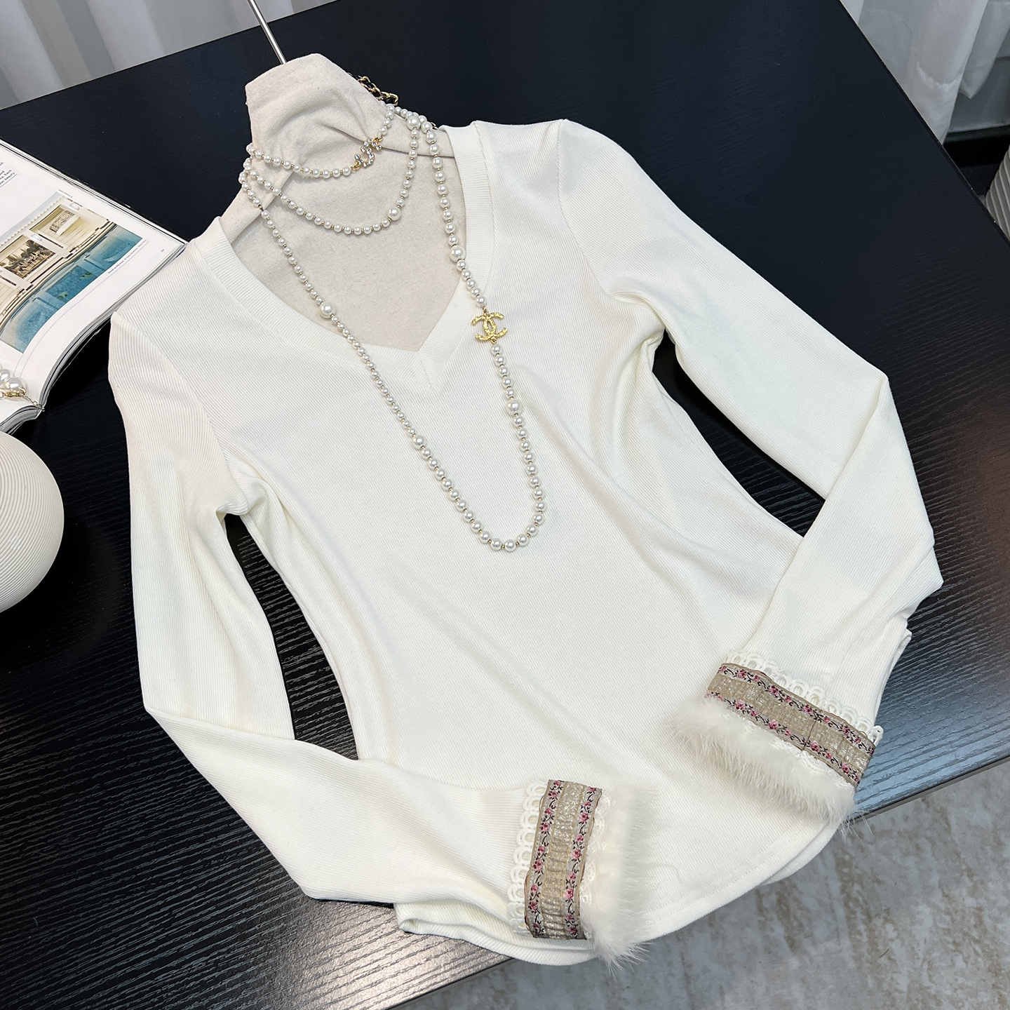 气质白色V领针织衫女装2025秋冬季长袖刺绣袖口高级感打底衫上衣
