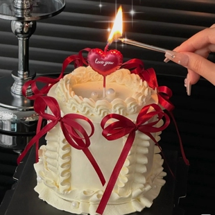 酒红色love you爱心七夕情人节蛋糕蜡烛酒红色蝴蝶结丝带表白甜品