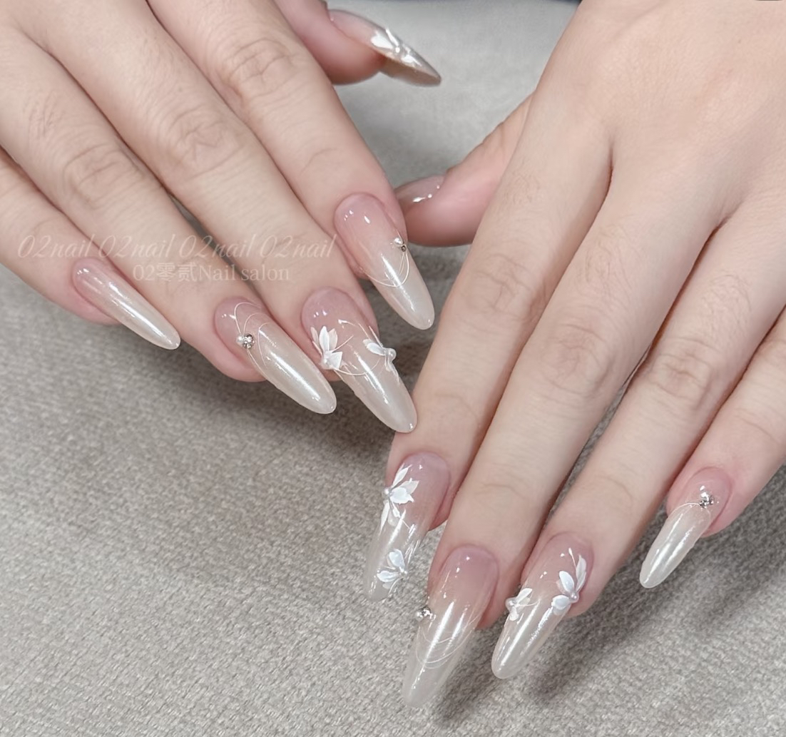 纯手绘层次感花卉显白镀晶粉渐变长椭圆纯手工制作穿戴甲