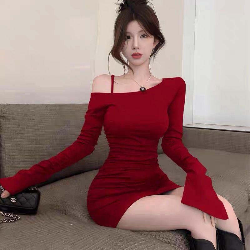 纯欲辣妹黑色斜肩连衣裙女2026秋设计感喇叭袖一字肩紧身包臀短裙,女装/女士精品,连衣裙,淘宝优惠券,粉丝福利购,淘宝优惠卷