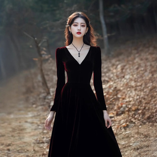 法式 高级感气质赫本风独特超好看大衣内搭酒红色丝绒连衣裙子春秋