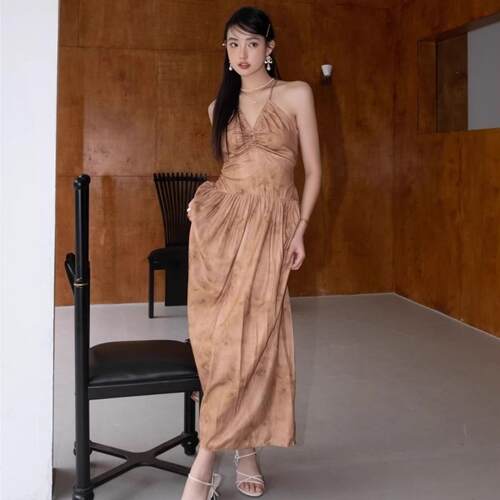 挂脖V领收腰显瘦A字连衣裙女复古