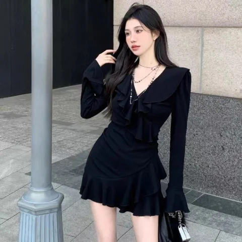 设计感荷叶边V领连衣裙女秋冬纯欲辣妹气质修身收腰a字包臀短裙子