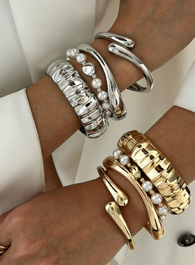 欧美朋克金属风混搭褶皱宽手镯 不规则仿珍珠水滴抱抱串珠手链女