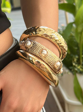 欧美跨境bracelet设计感镶珍珠弹簧手镯 夸张ins风光面不规则手环