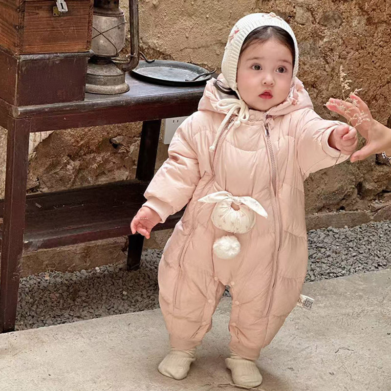 婴儿羽绒服连体衣冬季洋气秋冬新款小月龄哈衣冬天外出女宝宝冬装
