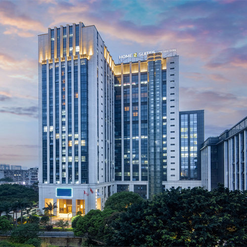 【住】 灵动大床房/灵动双床房2晚连住 【食】灵动餐厅中西式自助早餐2大2小（儿童身高限1.2m以下） 【享】免费使用自助洗衣房+免费使用健身房+免费停车+WIFI 【享】免费享用24h自助饮吧+免费使用冰箱、咖啡机+绿洲大堂打印&充电