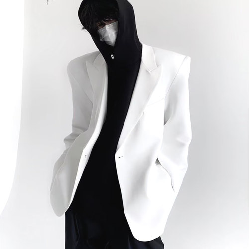 白色垫肩戗驳领西装男高级感修身