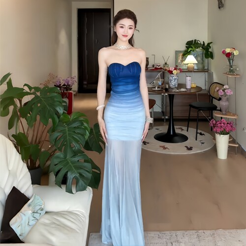 蓝色渐变网纱性感抹胸连衣裙