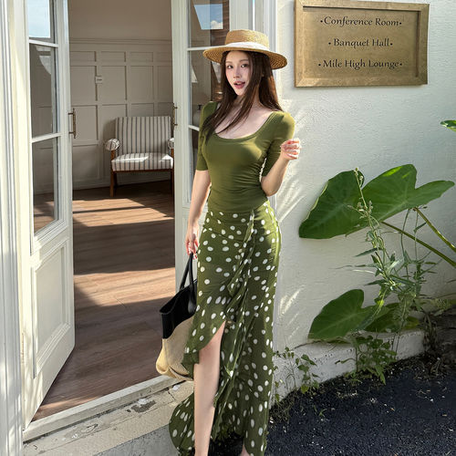 纯欲辣妹度假露背波点两件套