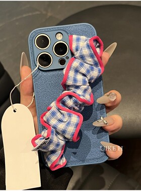 日韩多巴胺蓝色格子纹腕带适用苹果16promax全包镜头iPhone15pro月坑纹14/13/12/11高级感Xs Max女款XR保护套