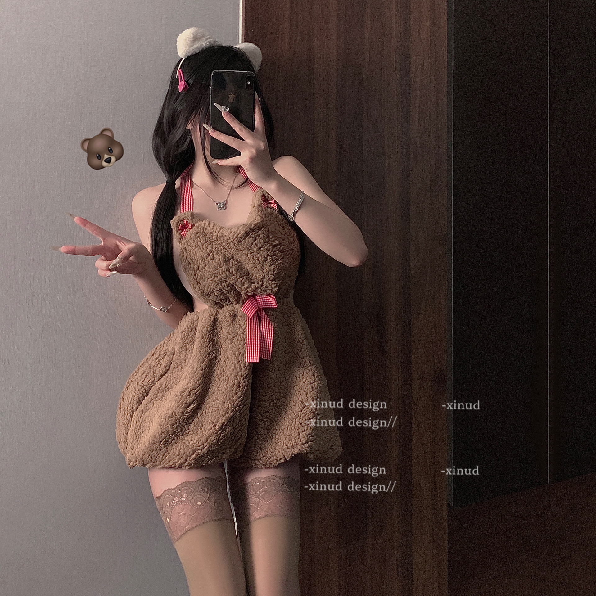 毛绒露背装挂脖小熊睡裙