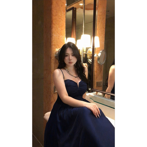 气质褶皱设计感吊带连衣裙
