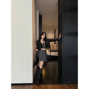 大小姐“酷辣女高”复古气质黑色短款皮衣+吊带内搭+格纹半裙套装