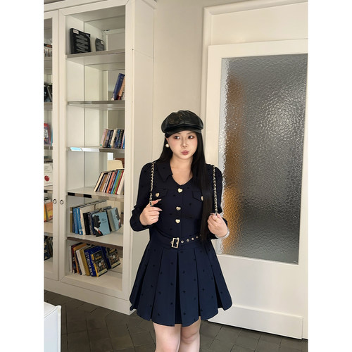 学院风暗纹翻领收腰百褶连衣裙